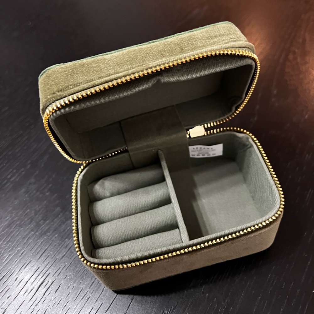 NEW Sézane Velvet Jewelry Box - Picture 3 of 3